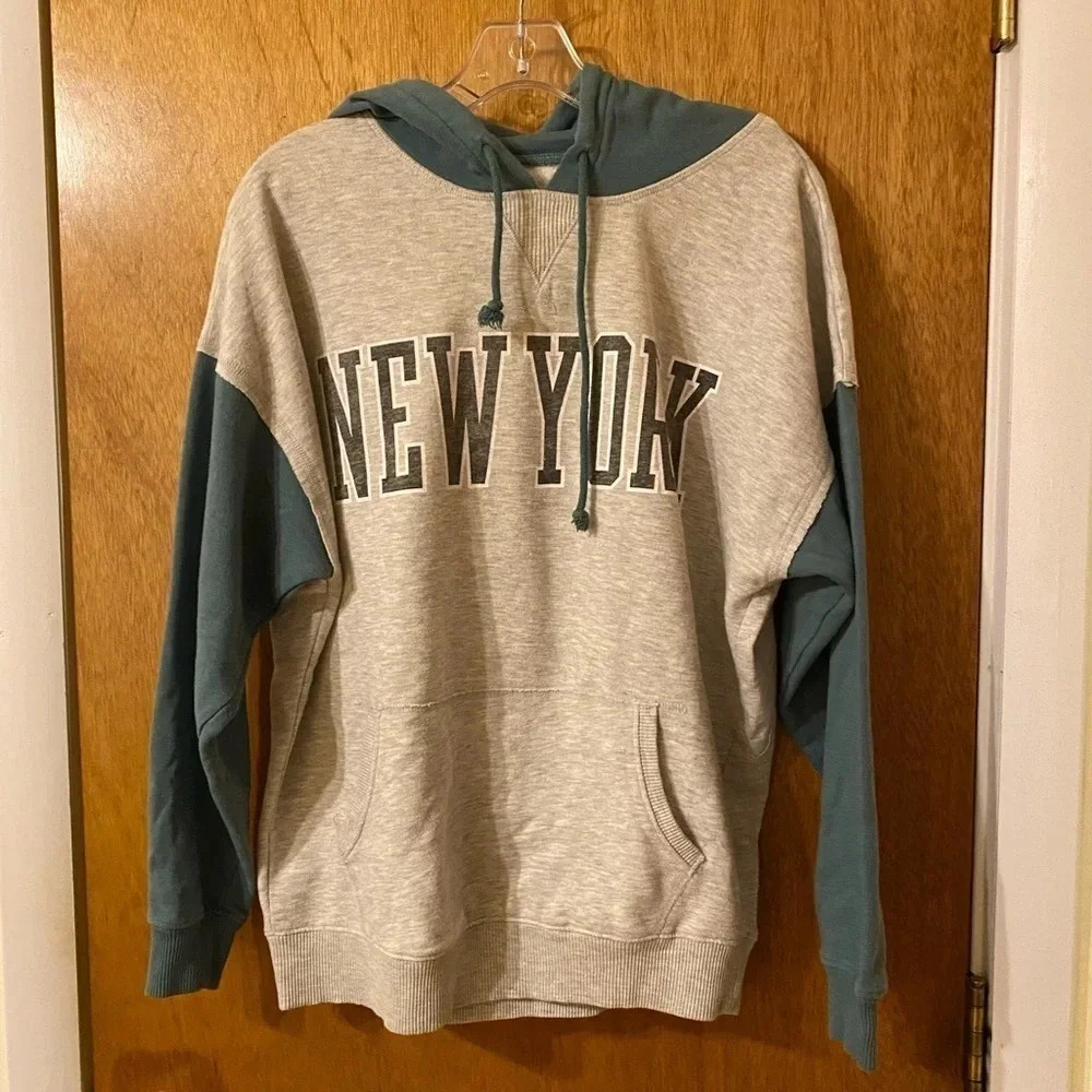Aeropostale Men’s Two Tone Kangaroo Pocket Hoodie, Lettering (New York) Size M